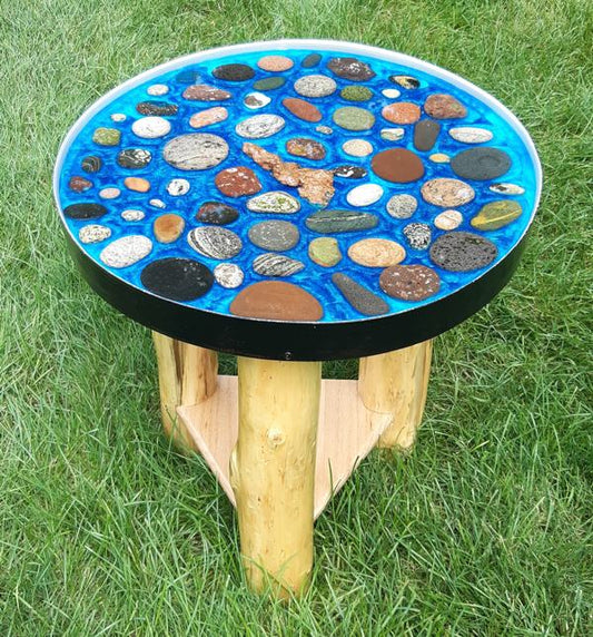 An epoxy resin table made with blue mica powder pigments